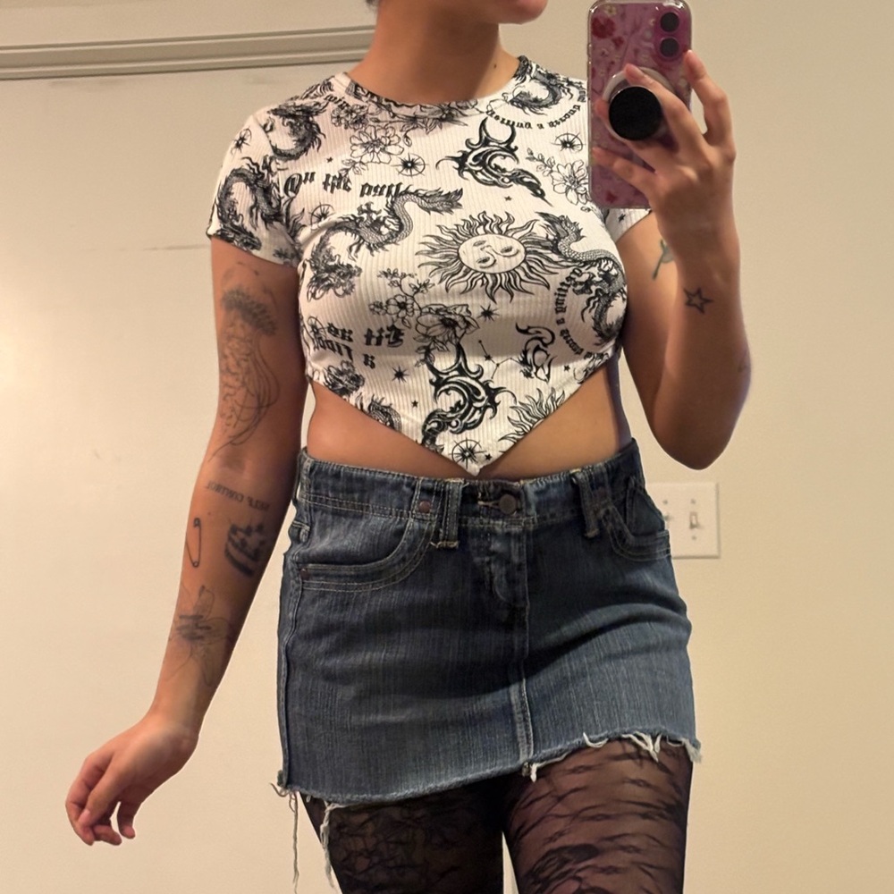 black & white celestial dragon graphic cropped tee - Picture 4 of 5
